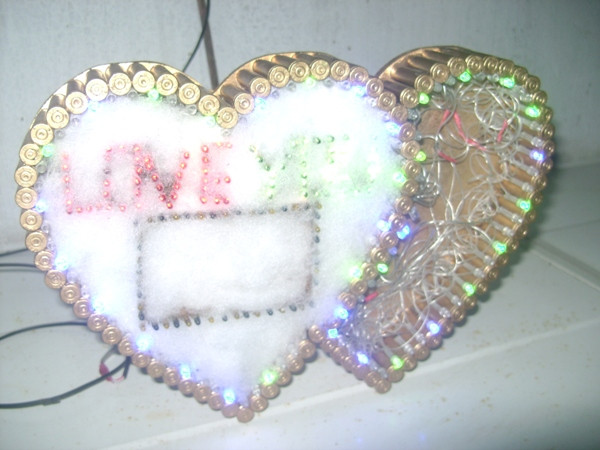 Sự khéo léo của người lính là biết tận dụng những thứ thể hiện được một người đứng trong quân ngũ để dành tặng người mình yêu Sự khéo léo của người lính là biết tận dụng những thứ thể hiện được một người đứng trong quân ngũ để dành tặng người mình yêu