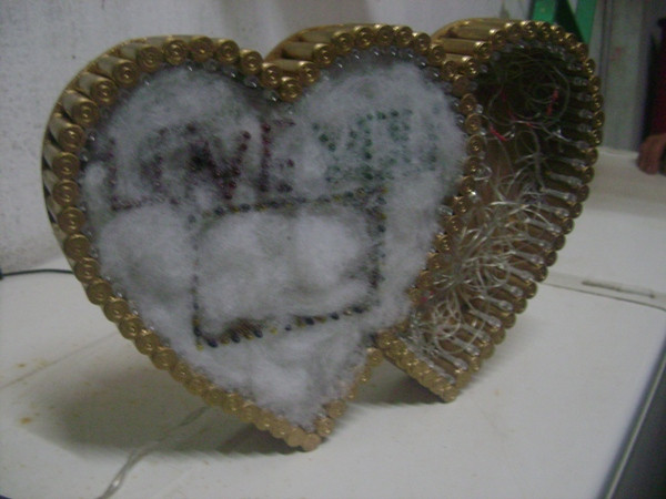 Những hình trái tim được gắn liền với người lính Những hình trái tim được gắn liền với người lính