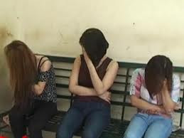 Bị bắt vào 30/3/2012, Hoàng Thị Loan già dặn và từng trải hơn rất nhiều so với độ tuổi của cô gái này. Từ việc tìm gái làng chơi cho đến việc móc nối khách hàng, thậm chí là cả việc buôn bán người… cô gái 16 tuổi này đều đã thực hiện một cách rất thuần thục.