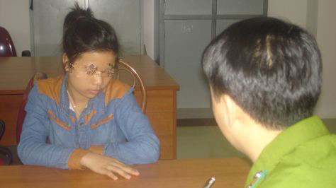 Mới 16 tuổi, Hoàng Thị Loan đã trở thành "tú bà", chuyên môi giới bán dâm những cô gái trẻ, ép buộc họ tham gia vào con đường đen tối. Trẻ tuổi nhưng Loan toàn quyền điều khiển đường dây và quyết định mọi hoạt động.