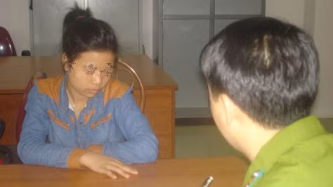 Mới 16 tuổi, Hoàng Thị Loan đã trở thành "tú bà", chuyên môi giới bán dâm những cô gái trẻ, ép buộc họ tham gia vào con đường đen tối. Trẻ tuổi nhưng Loan toàn quyền điều khiển đường dây và quyết định mọi hoạt động.