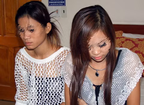 Hai má mì 9x Vũ Thị Bích Liên và Trương Thanh Huyền (cùng 17) tuổi ở thành phố Thái Nguyên. Đường dây bán dâm của hai cô cô gái này chủ yếu là những người bỏ học sớm. Giá mỗi lần đi của gái bán dâm trong đường dây này là 500 nghìn, trong đó từ 100 nghìn đến 200 nghìn của môi giới, còn lại là của gái bán dâm.