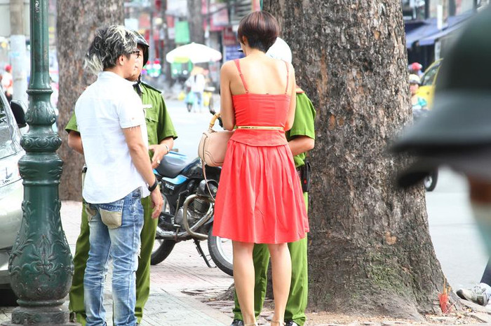 Chiều ngày 10/9, trước một tiệm làm đẹp, phóng viên Giaoduc.net.vn đã vô tình chụp được hình ảnh chiếc xe hơi của Ngọc Quyên do đậu không đúng nơi quy định đã bị công an 'sờ gáy'. Chiều ngày 10/9, trước một tiệm làm đẹp, phóng viên Giaoduc.net.vn đã vô tình chụp được hình ảnh chiếc xe hơi của Ngọc Quyên do đậu không đúng nơi quy định đã bị công an 'sờ gáy'.
