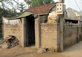 Căn nhà tồi tàn của gia đình Huyền. Nó như một sự ám ảnh với cô gái trẻ này.