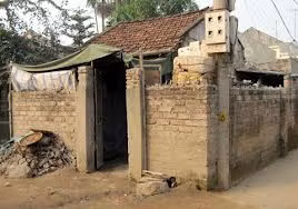 Căn nhà tồi tàn của gia đình Huyền. Nó như một sự ám ảnh với cô gái trẻ này.