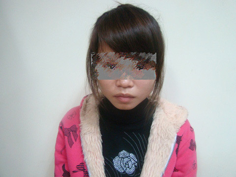 Cô gái trẻ 15 tuổi, Vũ Thị Hồng đã trở thành "má mì" nằm trong đường dây buôn bán phụ nữ giá rẻ kinh hoàng. Bằng những thủ đoạn lừa tình tinh vi, Hồng cùng đồng bọn đã thực hiện trót lọt nhiều phi vụ, đẩy nhiều cô gái trẻ vào con đường khốn khổ.