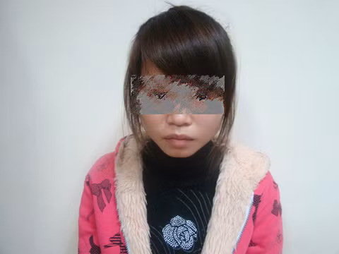 Cô gái trẻ 15 tuổi, Vũ Thị Hồng đã trở thành "má mì" nằm trong đường dây buôn bán phụ nữ giá rẻ kinh hoàng. Bằng những thủ đoạn lừa tình tinh vi, Hồng cùng đồng bọn đã thực hiện trót lọt nhiều phi vụ, đẩy nhiều cô gái trẻ vào con đường khốn khổ.