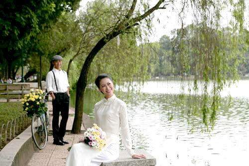 Bờ Hồ ( Hà Nội) nơi có phong cảnh đẹp, yên tĩnh. Vẻ đẹp vừa cổ kính, vừa hiện đại đã được không ít các đôi tình nhân nhắm đến, đặc biệt là địa điểm lý tưởng cho bộ ảnh cưới của nhiều bạn trẻ. Bờ Hồ ( Hà Nội) nơi có phong cảnh đẹp, yên tĩnh. Vẻ đẹp vừa cổ kính, vừa hiện đại đã được không ít các đôi tình nhân nhắm đến, đặc biệt là địa điểm lý tưởng cho bộ ảnh cưới của nhiều bạn trẻ.