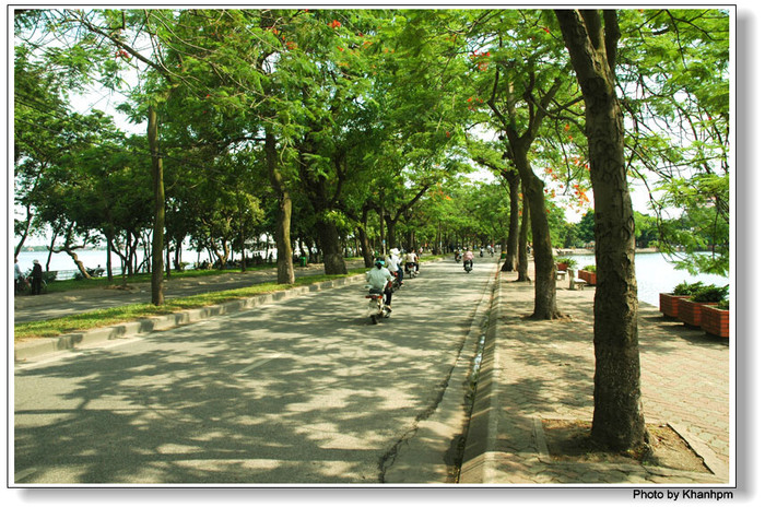 ….cũng là nỗi nhớ ngọt ngào của những đôi tình nhân: “Cổ Ngư xưa lặng lẽ dấu chân buồn Trúc Bạch giận hờn phía cuối hoàng hôn” ….cũng là nỗi nhớ ngọt ngào của những đôi tình nhân: “Cổ Ngư xưa lặng lẽ dấu chân buồn Trúc Bạch giận hờn phía cuối hoàng hôn”