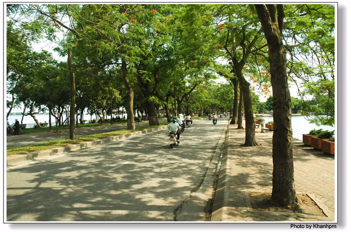 ….cũng là nỗi nhớ ngọt ngào của những đôi tình nhân: “Cổ Ngư xưa lặng lẽ dấu chân buồn Trúc Bạch giận hờn phía cuối hoàng hôn” ….cũng là nỗi nhớ ngọt ngào của những đôi tình nhân: “Cổ Ngư xưa lặng lẽ dấu chân buồn Trúc Bạch giận hờn phía cuối hoàng hôn”