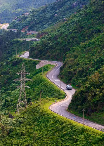 Quốc lộ 1A- đoạn qua đèo hải Vân, dải lụa mềm vắt ngang dãy Trường Sơn hùng vĩ. Quốc lộ 1A- đoạn qua đèo hải Vân, dải lụa mềm vắt ngang dãy Trường Sơn hùng vĩ.