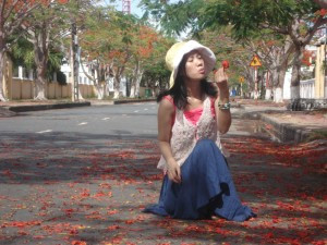 Đường "phượng bay" (Huế) - con đường tràn đầy nỗi nhớ, niềm thương của tình yêu. Con đường da diết những nỗi nhớ mong trong nhạc Trinh Công Sơn: “Đường phượng bay mù không lối vào Hàng cây lá xanh gần với nhau Người ngồi xuống mây ngang đầu Mong em qua bao nhiêu chiều” Đường "phượng bay" (Huế) - con đường tràn đầy nỗi nhớ, niềm thương của tình yêu. Con đường da diết những nỗi nhớ mong trong nhạc Trinh Công Sơn: “Đường phượng bay mù không lối vào Hàng cây lá xanh gần với nhau Người ngồi xuống mây ngang đầu Mong em qua bao nhiêu chiều”