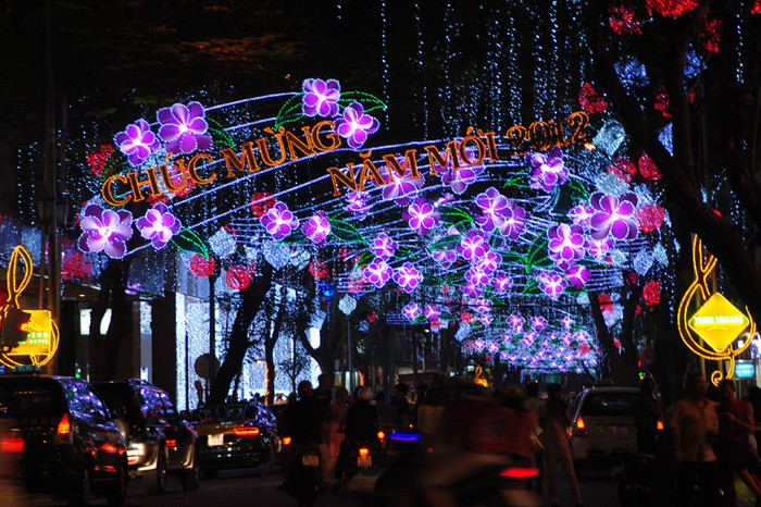 …và tỏa sáng lộng lẫy về đêm. …và tỏa sáng lộng lẫy về đêm.