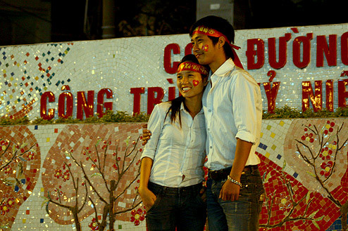 Con đường gốm sứ (Hà Nội) là nơi các bạn trẻ ghi lại những khoảnh khắc ngọt ngào của tình yêu. Với tổng chiều dài hơn gần 4km, nó mang nhiều màu sắc, hình ảnh của đất nước Việt Nam ngàn năm văn hiến. Con đường gốm sứ (Hà Nội) là nơi các bạn trẻ ghi lại những khoảnh khắc ngọt ngào của tình yêu. Với tổng chiều dài hơn gần 4km, nó mang nhiều màu sắc, hình ảnh của đất nước Việt Nam ngàn năm văn hiến.