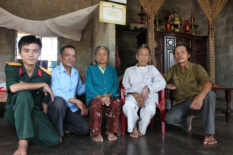 Ông Thu, bà Mai bên con cháu của mình Ông Thu, bà Mai bên con cháu của mình