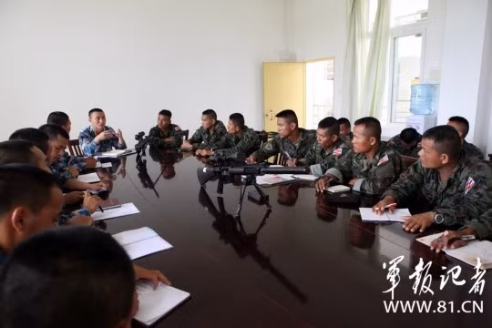 Trao đổi lý thuyết kỹ năng ngắm bắn.