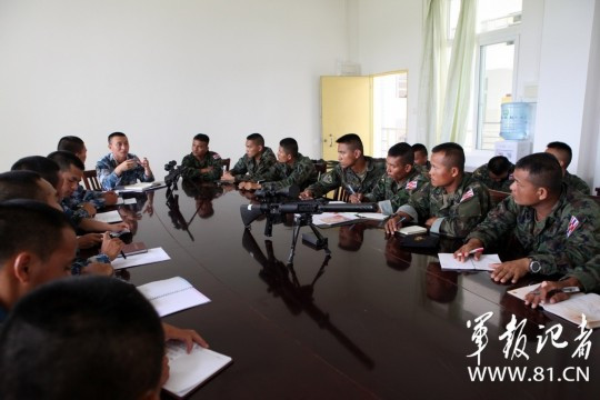 Trao đổi lý thuyết kỹ năng ngắm bắn.