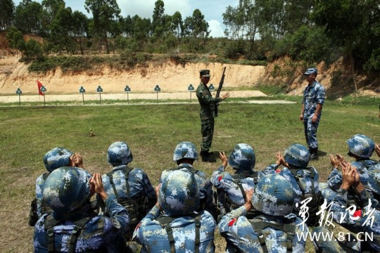Giáo viên Thái Lan truyền đạt kỹ năng bắn.