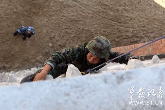 Một binh sĩ Thái Lanh diễn tập leo tòa nhà.