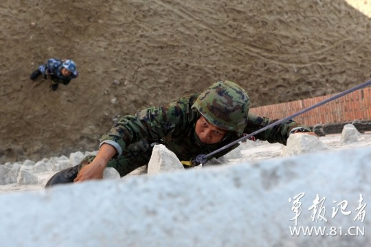 Một binh sĩ Thái Lanh diễn tập leo tòa nhà.