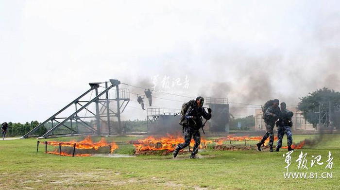 Vượt qua chướng ngại có lửa cháy.