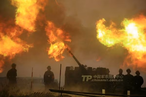 Trung Quốc tập trận bắn pháo.