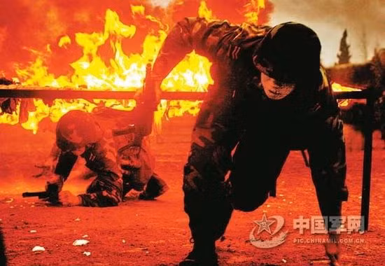 Quân đội Trung Quốc triển khai huấn luyện trong môi trường chiến tranh mô phỏng.