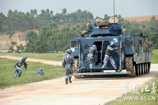 Tổ binh sĩ Trung Quốc huấn luyện chiến thuật bộ binh cơ giới.