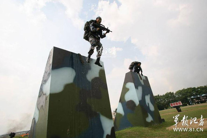 Huấn luyện vượt vật cản.