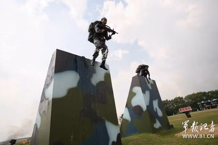 Huấn luyện vượt vật cản.