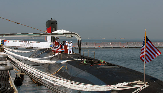 Tàu ngầm hạt nhân tấn công North Carolina SSN777 lớp Virginia của Hải quân Mỹ, thả neo tại vịnh Subic của Philippines. Tàu ngầm hạt nhân tấn công North Carolina SSN777 lớp Virginia của Hải quân Mỹ, thả neo tại vịnh Subic của Philippines.