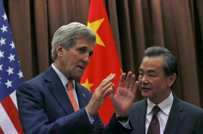 Bộ trưởng Ngoại giao Trung Quốc Vương Nghị (phải) và Ngoại trưởng Mỹ John Kerry Bộ trưởng Ngoại giao Trung Quốc Vương Nghị (phải) và Ngoại trưởng Mỹ John Kerry