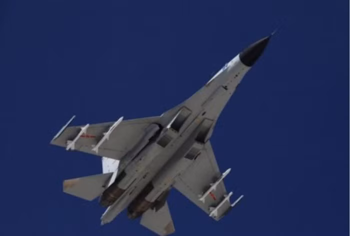 Máy bay chiến đấu J-11B của lực lượng đường không Hạm đội Nam Hải, Hải quân Trung Quốc được cho là đã tiến hành huấn luyện bất hợp pháp ở quần đảo Hoàng Sa của Việt Nam vào tháng 10/2015 Máy bay chiến đấu J-11B của lực lượng đường không Hạm đội Nam Hải, Hải quân Trung Quốc được cho là đã tiến hành huấn luyện bất hợp pháp ở quần đảo Hoàng Sa của Việt Nam vào tháng 10/2015