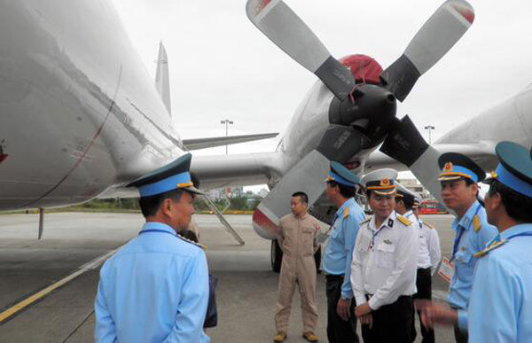 Cán bộ Quân đội nhân dân Việt Nam tham quan máy bay tuần tra săn ngầm P-3C của Lực lượng Phòng vệ Biển Nhật Bản. Cán bộ Quân đội nhân dân Việt Nam tham quan máy bay tuần tra săn ngầm P-3C của Lực lượng Phòng vệ Biển Nhật Bản.