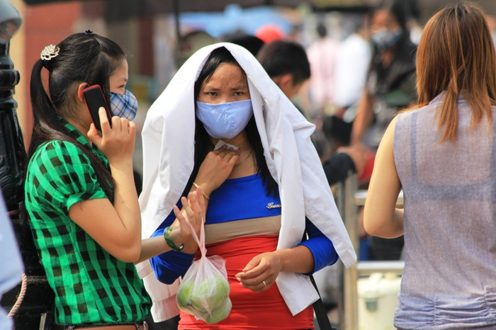 Ngay trước cổng BX Mỹ Đình (Hà Nội) - các tuyến xe chạy các tỉnh phía Bắc cũng đã chật cứng. Dưới tiết trời oi bức nhiều sinh viên nhễ nhại đợi xe về quê. Ngay trước cổng BX Mỹ Đình (Hà Nội) - các tuyến xe chạy các tỉnh phía Bắc cũng đã chật cứng. Dưới tiết trời oi bức nhiều sinh viên nhễ nhại đợi xe về quê.