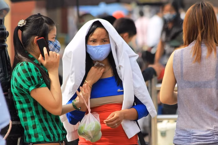 Ngay trước cổng BX Mỹ Đình (Hà Nội) - các tuyến xe chạy các tỉnh phía Bắc cũng đã chật cứng. Dưới tiết trời oi bức nhiều sinh viên nhễ nhại đợi xe về quê.