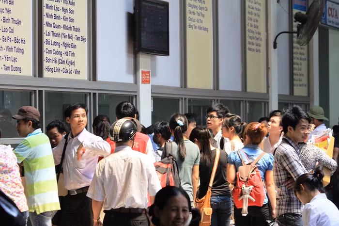 Phòng bán vé đông hơn thường lệ.