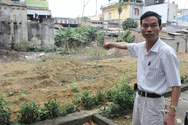 Ông Cao Thanh Long, Phó Bộ môn Chế tạo máy – Khoa Cơ khí chỉ vị trí 4 cây của lãnh đạo Đảng và Nhà nước được di chuyển ra vị trí phản cảm. Ông Long cho biết, việc làm của Hiệu trưởng là không đúng với đạo lí "Uống nước, nhớ nguồn”.
