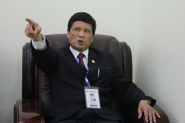 Ông Thế luôn mong mỏi học cách làm như bên Mỹ, muốn áp dụng những thành công từ các nước về trường của mình, nhưng liệu có quá sức trong khi hai môi trường giáo dục khác nhau? Ông Thế luôn mong mỏi học cách làm như bên Mỹ, muốn áp dụng những thành công từ các nước về trường của mình, nhưng liệu có quá sức trong khi hai môi trường giáo dục khác nhau?