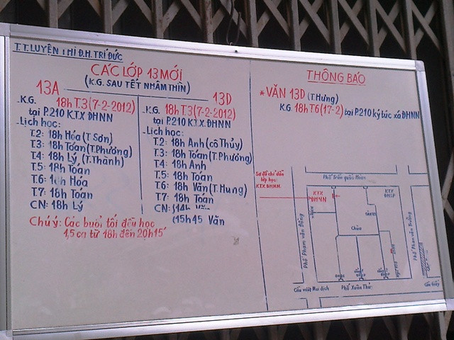 Bảng thông báo chiêu sinh với những giảng viên tin cậy đến từ ĐH Sư Phạm Hà Nội. Ảnh Xuân Trung Bảng thông báo chiêu sinh với những giảng viên tin cậy đến từ ĐH Sư Phạm Hà Nội. Ảnh Xuân Trung