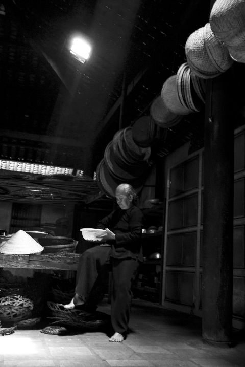 Khi những ray nắng xuyên qua lá, cũng là lúc mẹ chuẩn bị bữa trưa cho mọi người.