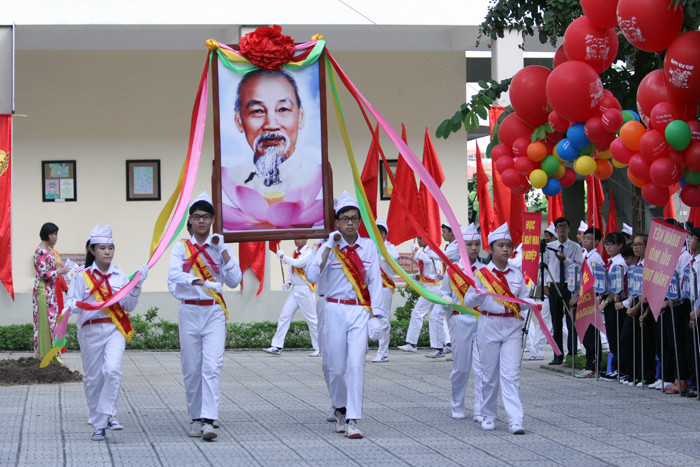Giáo sư Nguyễn Thiện Nhân phỏng vấn học sinh nhân ngày khai trường ảnh 3