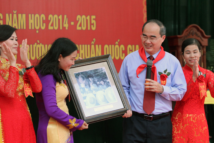 Giáo sư Nguyễn Thiện Nhân phỏng vấn học sinh nhân ngày khai trường ảnh 12