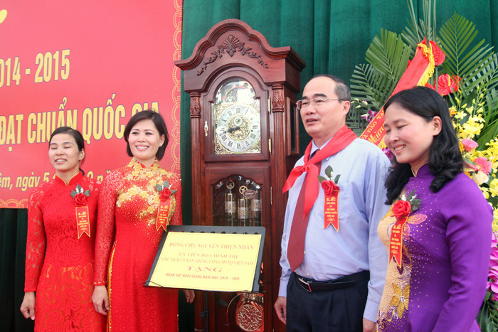 Giáo sư Nguyễn Thiện Nhân phỏng vấn học sinh nhân ngày khai trường ảnh 11