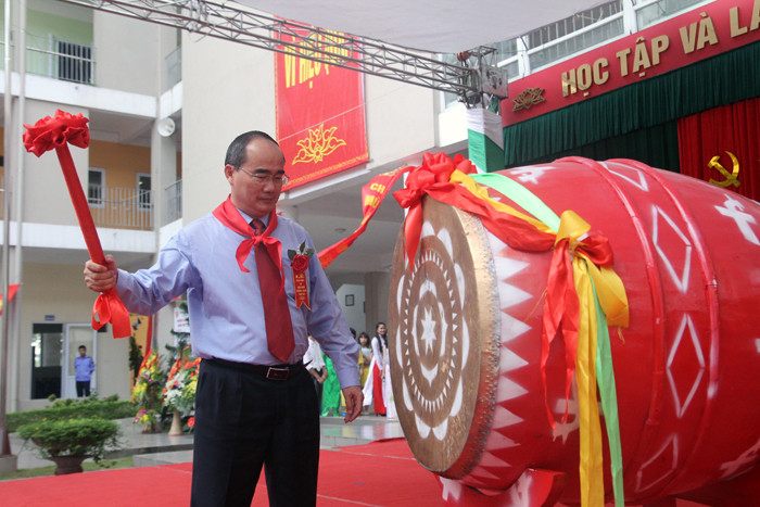 Giáo sư Nguyễn Thiện Nhân phỏng vấn học sinh nhân ngày khai trường ảnh 9