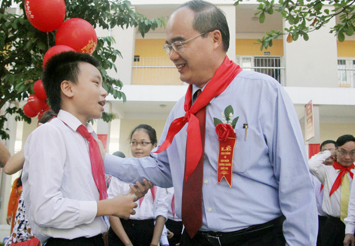 Giáo sư Nguyễn Thiện Nhân phỏng vấn học sinh nhân ngày khai trường ảnh 2