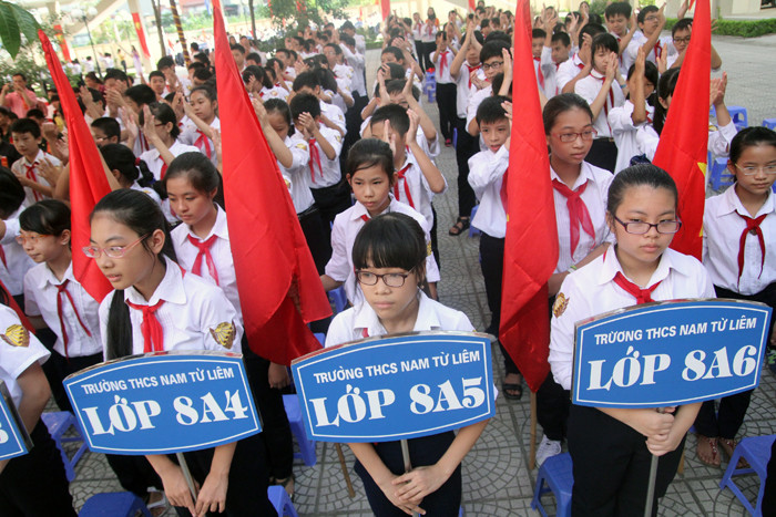 Giáo sư Nguyễn Thiện Nhân phỏng vấn học sinh nhân ngày khai trường ảnh 1