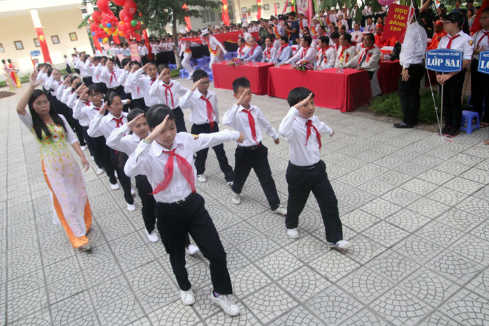 Giáo sư Nguyễn Thiện Nhân phỏng vấn học sinh nhân ngày khai trường ảnh 8