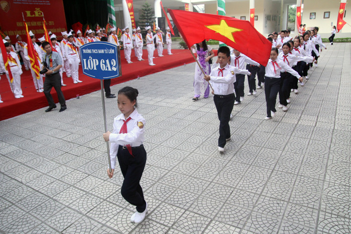 Giáo sư Nguyễn Thiện Nhân phỏng vấn học sinh nhân ngày khai trường ảnh 7