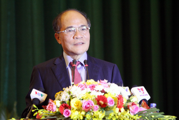 Chủ tịch Quốc hội cho biết, trường cần xác định việc triển khai thi hành Hiến pháp là nhiệm vụ trọng tâm của trường trong năm học 2014 – 2015 và các năm tiếp theo. Chủ tịch Quốc hội cho biết, trường cần xác định việc triển khai thi hành Hiến pháp là nhiệm vụ trọng tâm của trường trong năm học 2014 – 2015 và các năm tiếp theo.